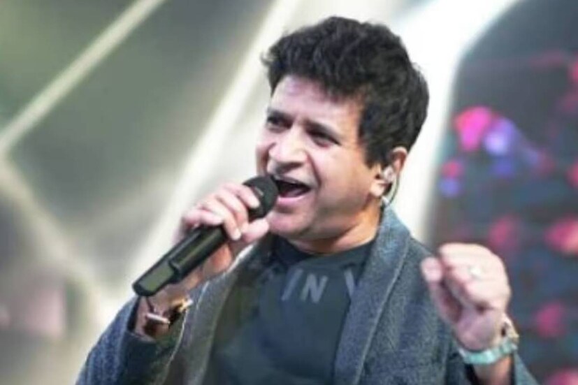 কলেজে থাকাকালীন বেশিরভাগই ইংরাজি গান করত কেকে  কিন্তু মুম্বইতে আসার পর পুরোপুরি হিন্দি গানে ফোকাস করে।  নব্বইয়ের দশকের শুরুর দিকে বলিউডে এমনই এক ফ্রেশ মেল কন্ঠের খোঁজ ছিল। আর ঠিক সেই সময় থেকেই নিজের মতো করে শুরু করেন কেকে।