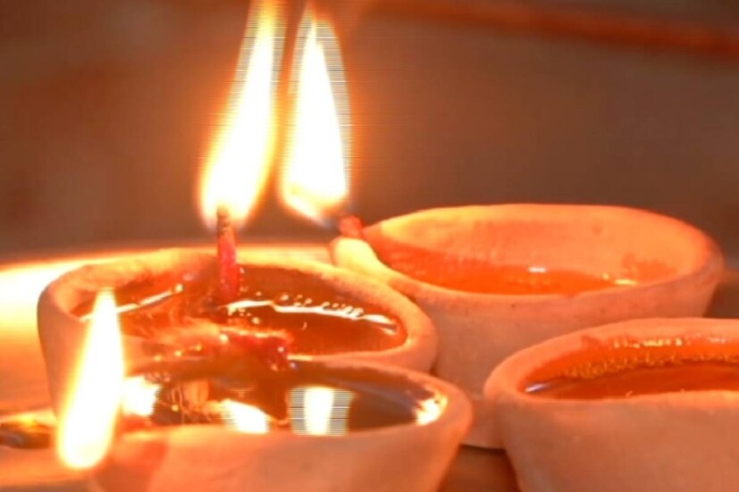 বাড়ির চারদিকে ঘিয়ের প্রদীপ জ্বালান। সাজিয়ে তুলুন ফুল দিয়ে।