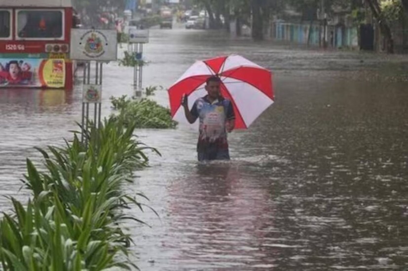 আবহাওয়া দফতরের জারি করা পূর্বাভাসে জানানো হয়েছে, এদিন মঙ্গলবার দক্ষিণবঙ্গের সবকটি জেলাতেই বিক্ষিপ্তভাবে বৃষ্টি হওয়ার সম্ভাবনা রয়েছে। সঙ্গে এলোমেলো হাওয়া চলতে পারে। বুধবারের ক্ষেত্রেও একই সতর্কতা রয়েছে দক্ষিণবঙ্গের এবং উত্তরবঙ্গের জেলাগুলির জন্য।