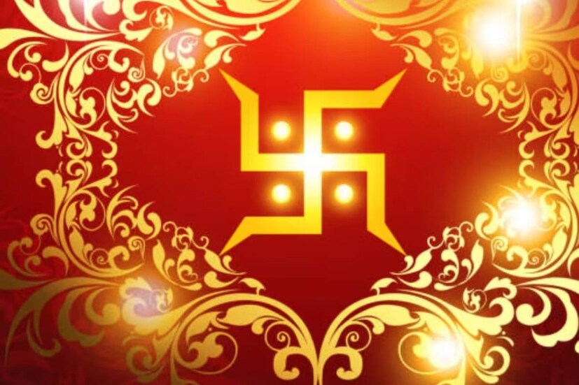 বাড়ির প্রবেশদ্বার পরিষ্কার করে সেখানে গঙ্গাজল ছিটিয়ে হলুদ, কুমকুম দিয়ে স্বস্তিকা আঁকুন। 