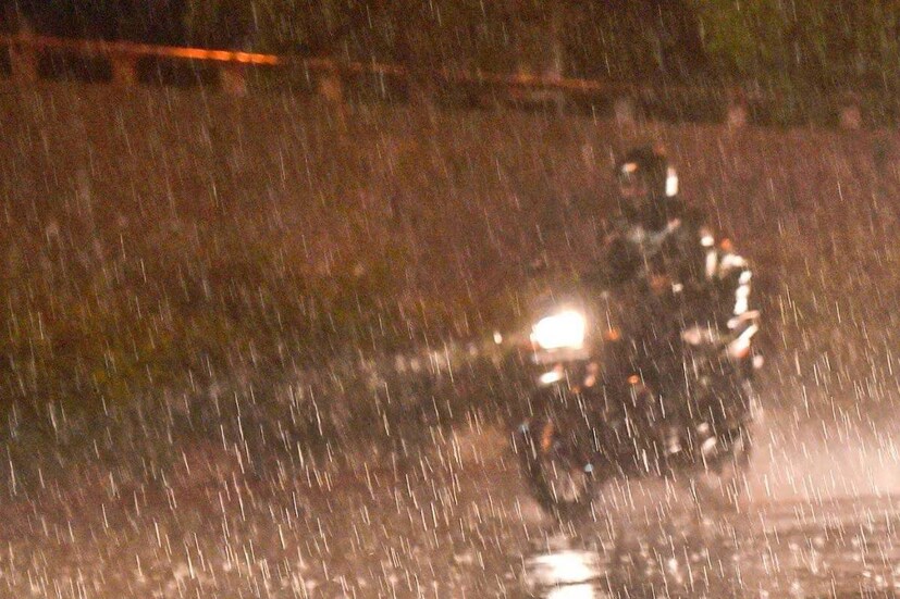 মঙ্গলবার পুরুলিয়া সর্বোচ্চ তাপমাত্রার পারদ থাকতে পারে ৪১ ডিগ্রি সেলসিয়াস ও সর্বনিম্ন তাপমাত্রার পারদ থাকতে পারে ২৪ ডিগ্রি সেলসিয়াস বলে জানিয়েছে হাওয়া অফিস। তীব্র গরমের দাপটে নাজেহাল অবস্থা হচ্ছে গোটা জেলার মানুষদের।