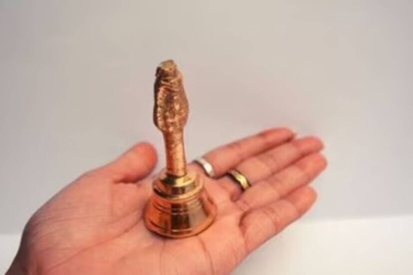 নানা ধর্মীয় ও আধ্যাত্মিক কাজে গুরুত্বপূর্ণ ভূমিকা পালন করে গরুড় ঘণ্টা। পিতল, ব্রোঞ্জ-সহ বিভিন্ন ধাতুতে তৈরি করা হয় এই ঘণ্টা। পৌরাণিক পাখি গরুড়ের নাম অনুসারে ঘণ্টার নামকরণ করা হয়েছে। পুজোর এই উপাচার পবিত্রতা, শুচিতা ও আধ্যাত্মিকতার প্রতীক। এই ঘণ্টাধ্বনি পজিটিভ ভাইবস ছড়িয়ে পড়ে।