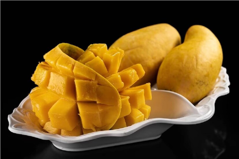 তবে আমের গুণও অস্বীকার করা যায় না৷ ভিটামিন এ, ভিটামিন সি, ভিটামিন কে, পটাশিয়াম, বিটা ক্যরোটিন, ম্যাগনেসিয়ামের মতো উপকারী উপাদানে ঠাসা এই ফল৷ তাই নানা শারীরবৃত্তীয় ক্রিয়ায় এর ভূমিকা গুরুত্বপূর্ণ৷