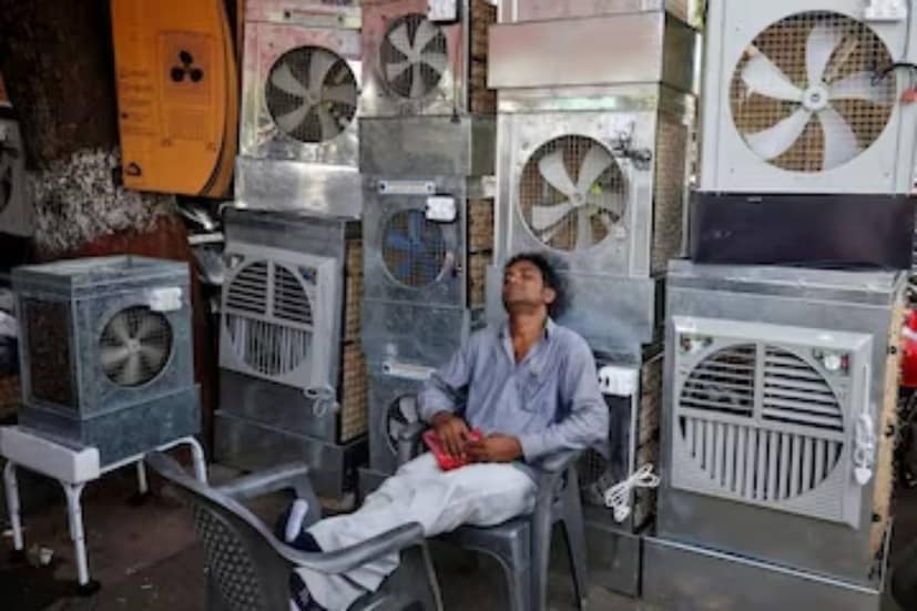 অসহনীয় গরমে যেন ঝলসে যাচ্ছে চারদিক৷ আবহাওয়া দফতরের পূর্বাভাস, জুনের গোড়াতেও গাঙ্গেয় বঙ্গের বিভিন্ন জেলায় থাকবে তীব্র গরম৷ আলিপুর আবহাওয়া দফতরের সতর্কতা, চলতি সপ্তাহের শেষ দিকে রাজ্যের পশ্চিম অংশের জেলাগুলিতে তাপপ্রবাহের আশঙ্কা আছে৷ 