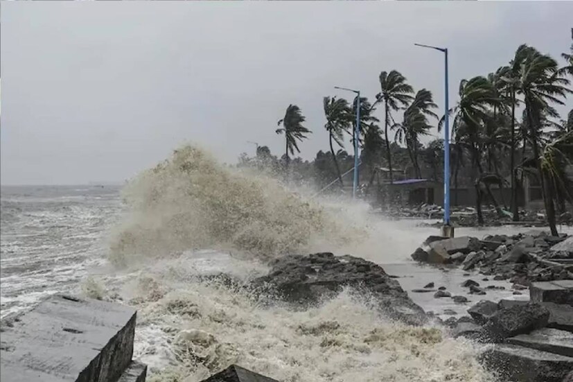 বৃহস্পতিবার সকালে এটি শক্তিশালী ঘূর্ণিঝড়ে পরিণত হবে দক্ষিণ-পূর্ব বঙ্গোপসাগর এবং আন্দামান সাগরের উপরেই। উত্তর ও উত্তর পশ্চিম দিকে এগিয়ে ক্রমশ এটি মধ্য বঙ্গোপসাগরে ঢুকে পড়বে।