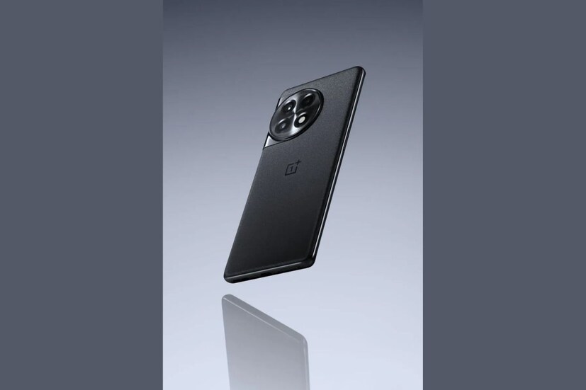 ফোনের ব্যাটারি - ব্যাটারির ক্ষেত্রে OnePlus 11R ফোন একটি এগিয়ে থাকবে। এই ফোনটিতে একটি ৫০০০mAh ব্যাটারি রয়েছে, যা একটি ১০০W চার্জারের সঙ্গে বাজারে এসেছে। অন্য দিকে, Google-এর বাক্সে কোনও চার্জার সরবরাহ করা হয় না এবং এটি ১৮W ফাস্ট চার্জিং সাপোর্ট করে।