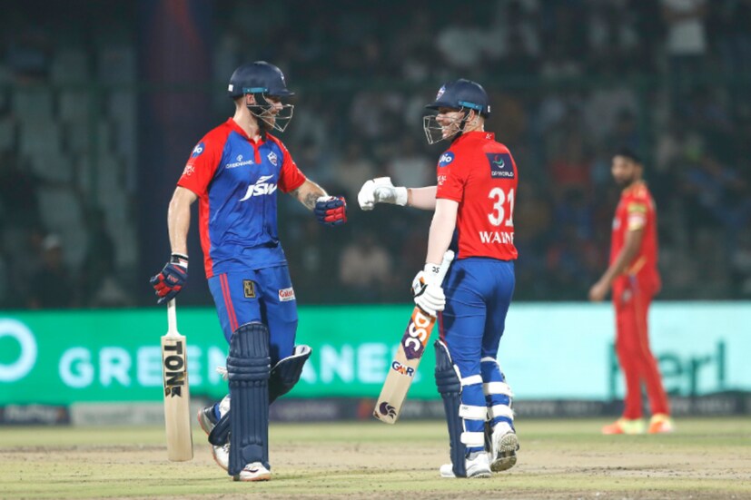 রান তাড়া করতে নেমে শুরুটা ভালোই করেছিল দিল্লি ক্যাপিটালস। ওপেনিং জুটিতে একের পর এর মারকাটারি শট খেলেন দিল্লির দুই ওপেনার ডেভিড ওয়ার্নার ও ফিল সল্ট। ঝড়ের গতিতে অর্ধশতরানের পার্টনারশিপও করেন। ৬৯ রান ওঠে দিল্লির ওপেনিং জুটিতে। এরপর ফিল সল্ট ফিরতেই একের পর এক উইকেট পড়তে শুরু করে দিল্লির।