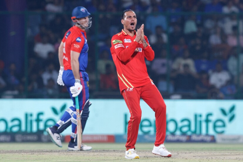 একদিক থেকে ডেভিড ওয়ার্নার লড়াই চালিয়ে যাওয়ার চেষ্টা করে। নিজের অর্ধশতরানও পূরণ করেন তিনি। কিন্তু ওয়ার্নার ৫৪ রানে ফিরতেই ধস নামে দিল্লির ইনিংসে। একের পর এক উইকেট হারিয়ে চাপে পড়ে যায় দিল্লি। ৬৯ রানে প্রথম উইকেট হারানো থেকে ৮৮ রানের মধ্যে ৬ উইকেট হারিয়ে ফেলে দিল্লি।