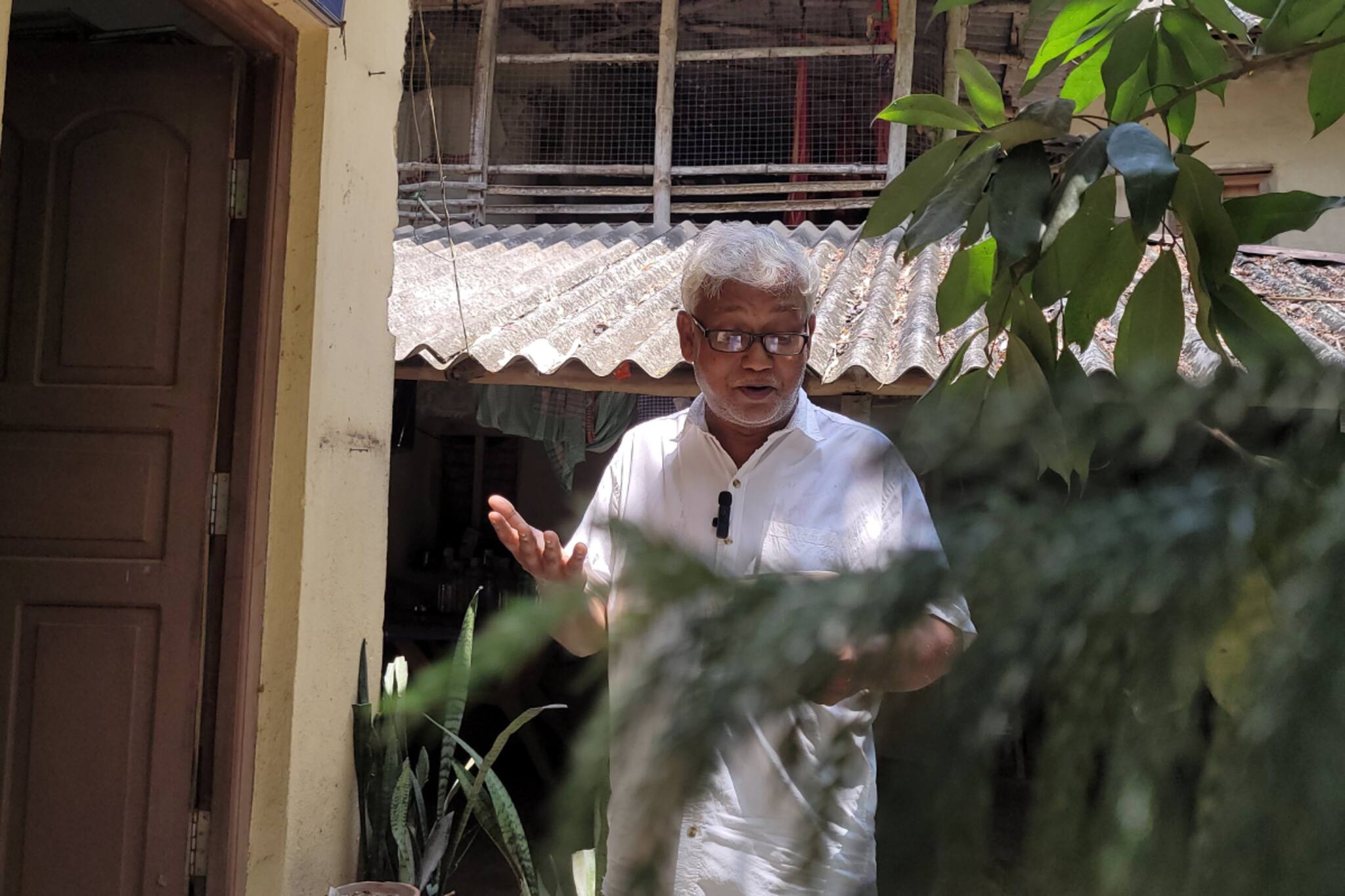 সাধারণের ভাষায় কবিতা লেখেন আঞ্চলিক ভাষার কবি পরেশ বেরা