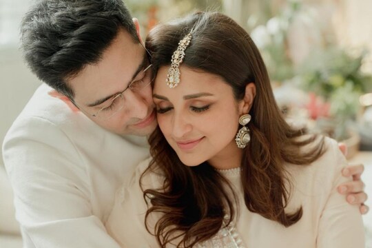 বাহুডোরে জড়িয়ে প্রকাশ্যেই গালে চুম্বন! রাঘব-পরিণীতির রোম্যান্স দেখে হতবাক ভক্তরা