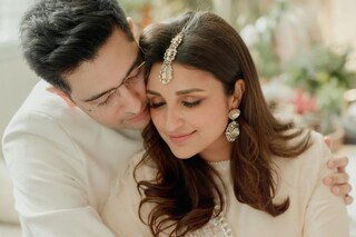 বাহুডোরে জড়িয়ে প্রকাশ্যেই গালে চুম্বন! রাঘব-পরিণীতির রোম্যান্স দেখে হতবাক ভক্তরা
বাহুডোরে জড়িয়ে প্রকাশ্যেই গালে চুম্বন! রাঘব-পরিণীতির রোম্যান্স দেখে হতবাক ভক্তরা