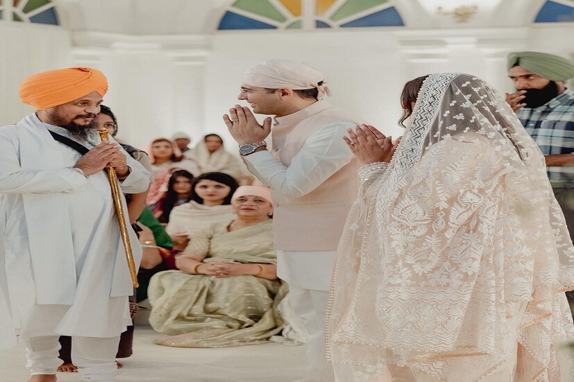 বাগদানের অনুষ্ঠানে বেশ হালকা রঙের পোশাকেই দেখা গেল বর-কনেকে