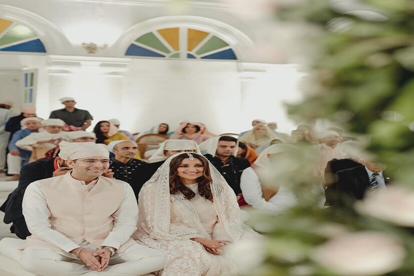 বাগদানের অনুষ্ঠানে সাদা পোশাকেই সকলের নজর কাড়লেন পরিণীতি-রাঘব
