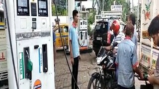 গাড়ির ট্যাঙ্ক ফাঁকা করে তেল চুরি 