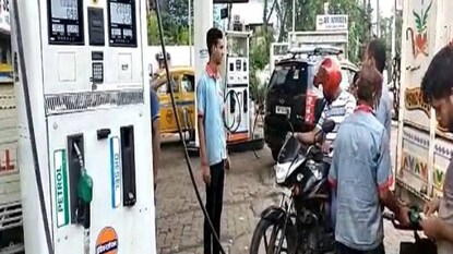 গাড়ির ট্যাঙ্ক ফাঁকা করে তেল চুরি গাড়ির ট্যাঙ্ক ফাঁকা করে তেল চুরি