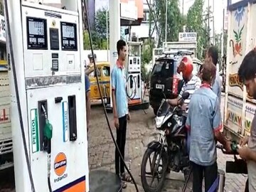 গাড়ির ট্যাঙ্ক ফাঁকা করে তেল চুরি 