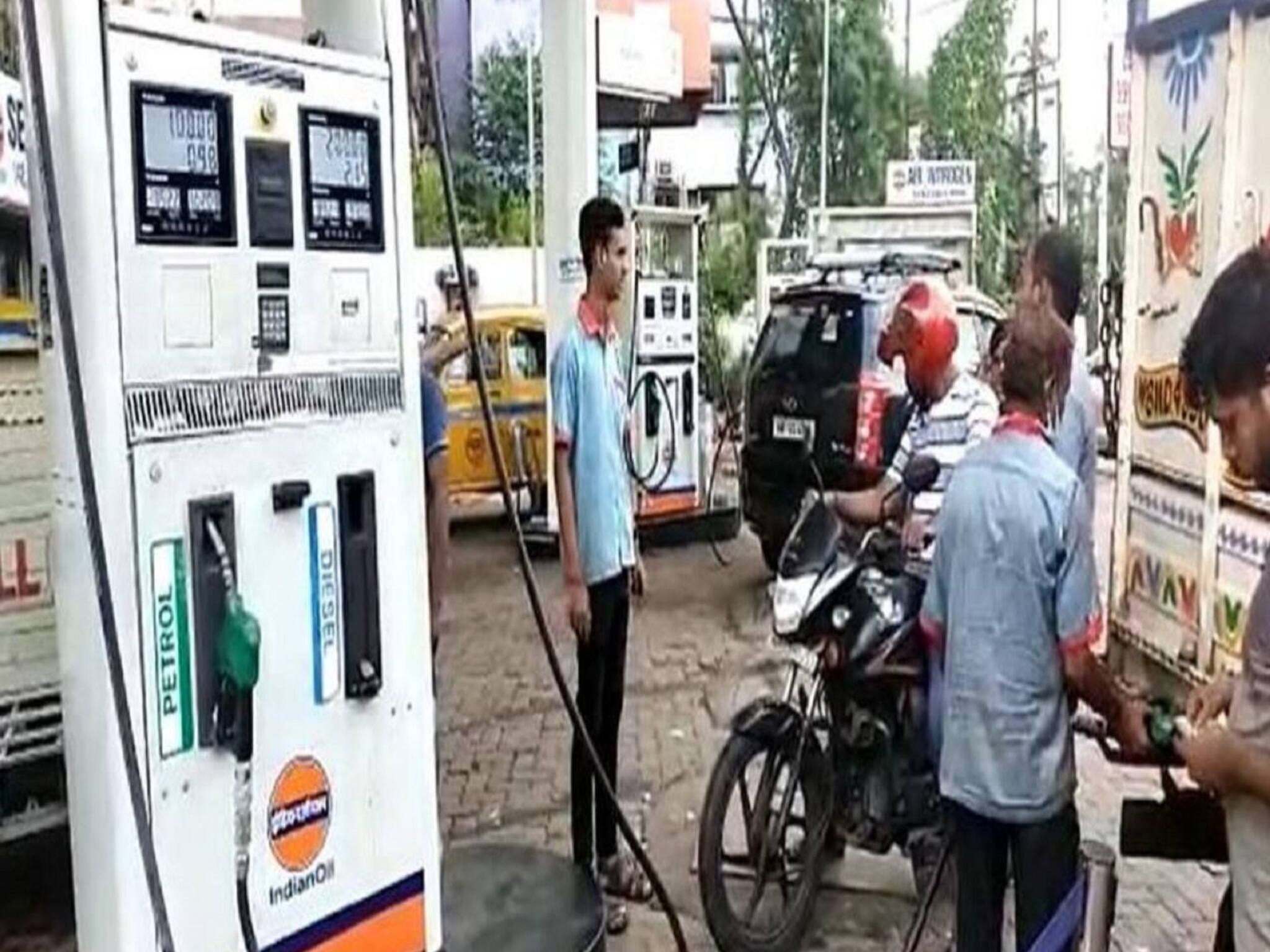 তেল চুরি হয় সকলেই জানে, তা বলে এভাবে বুর্বাক বানিয়ে চুরি!