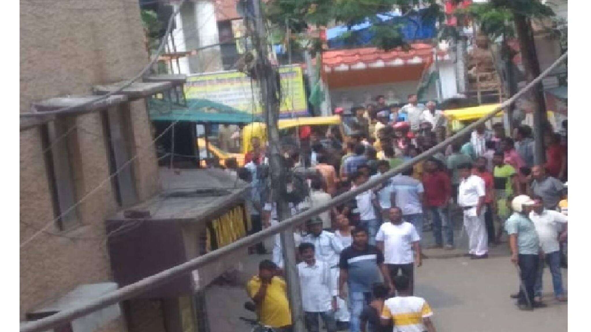 প্রোমোটারের সঙ্গে তৃণমূল কর্মীদের গন্ডগোল, তারপর যা যা হল যেন হিন্দি সিনেমা