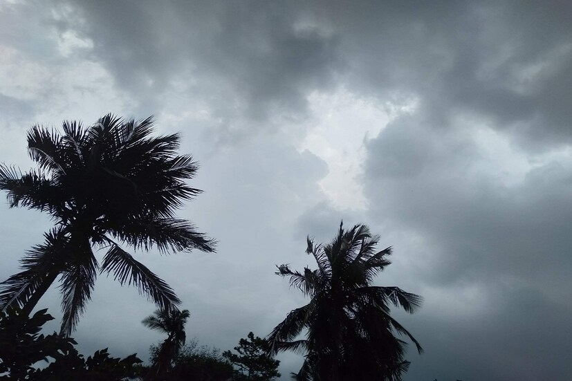 দক্ষিণবঙ্গের বিভিন্ন জেলায় বিক্ষিপ্ত ঝড় বৃষ্টি হয়েছে। ঝড়-বৃষ্টি হলেও গরমের হাত থেকে রেহাই নেই দক্ষিণবঙ্গবাসীর। এদিনও দুপুরের পর তাপমাত্রার পারদ ছুঁয়ে ফেলছে প্রায় ৪০ ডিগ্রি  সেলসিয়াস। আজও  বিকেলের পরে ঝড় বৃষ্টির সম্ভাবনা রয়েছে।