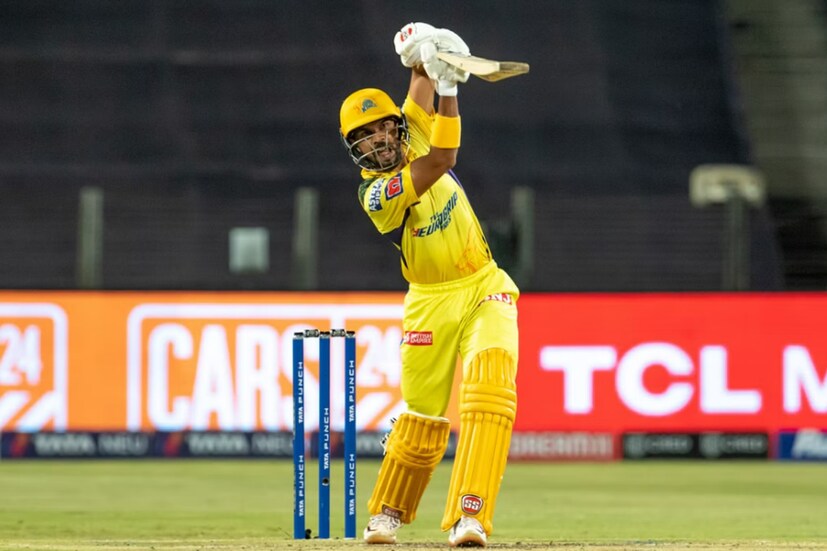 চেন্নাই সুপার কিংসের তারা ওপেনার রুতুরাজ গায়কোয়াড় আইপিএলের এই মরসুমে সব থেকে বেশি ছয় মারার তালিকায় পঞ্চম স্থানে রয়েছেন। এই ডান হাতি ব্যাটার ১৬টি ম্যাচে মাঠে নেমে ৩০টি ছয় মেরেছেন।