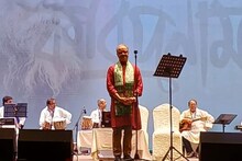 রবীন্দ্র জয়ন্তীতে ‘কৃষ্ণকলি আমি তারেই বলি’ গেয়ে উঠলেন সচিব বিবেক কুমার