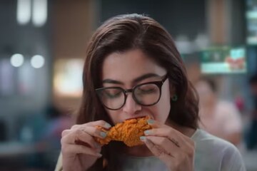 এ কী হল রশ্মিকা মান্দানার! কী খাচ্ছেন সবার সামনে? দেখে তোলপাড় সোশ্যাল মিডিয়া