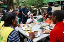 পাতে মশলা ধোসা, স্কুটিতে সওয়ার! কর্ণাটকে বাজিমাত করতে কী কৌশল রাহুল গান্ধির?