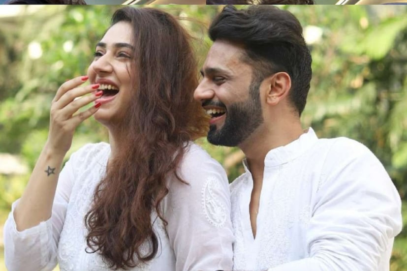 গত মে মাসে প্রথমবার অন্তঃসত্ত্বা হওয়ার খবর প্রকাশ করেছিলেন তারকা দম্পতি। স্ত্রী, নায়িকার সঙ্গে ছবি পোস্ট করে তিনি সন্তান আগমনের আগাম বার্তা দিয়েছিলেন।