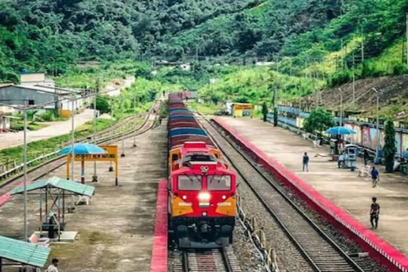  ২০০৫ সালে চালু হয়েছিল গরিব রথ এক্সপ্রেস। এটি একটি সম্পূর্ণ এসি ট্রেন। কম টাকায় যাত্রীরা যাতে উন্নত সুবিধা পান, তার জন্যই চালু করা হয়েছিল এই ট্রেনটি। অগ্রাধিকারের নিরিখে সাত নম্বরে রয়েছে গরিব রথ এক্সপ্রেস।