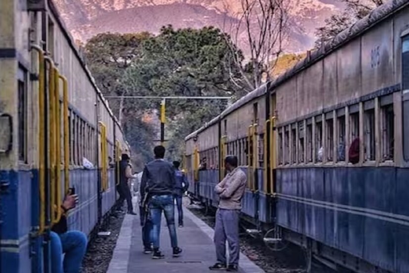 ভারতের মতো দেশে এক স্থান থেকে অন্য স্থানে যাওয়ার জন্য সবথেকে ভাল মাধ্যম হল ট্রেন। বেশির ভাগ মানুষই রেলপথে যাতায়াত করে থাকে। আমাদের দেশে নানা ধরনের ট্রেন রয়েছে। অনেক সময় দেখা যায় যে, অন্যান্য ট্রেন থামিয়ে কয়েকটি ট্রেনকে আগে যাওয়ার অনুমতি দেওয়া হয়ে থাকে। কিন্তু কেন এমন হয়। আসলে যে ট্রেনটিকে অগ্রাধিকার দেওয়া হচ্ছে, সেই ট্রেনটি আসলে টপ ক্যাটাগরির বা উচ্চ শ্রেণীর ট্রেন।
