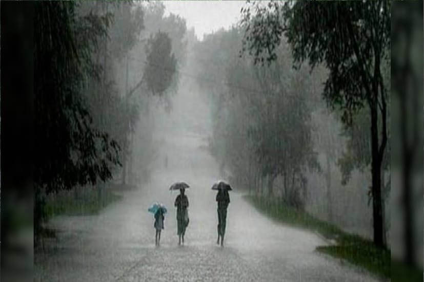 *ভোরবেলা সূর্য উঠতেই আকাশ পরিষ্কার থাকায় উজ্জ্বল ছিল বাঁকুড়ার আবহাওয়া। বেলা বাড়তে প্রখর হবে সূর্যের রোদ। বেশি করে জল খাওয়ার পরামর্শ বিশেষজ্ঞ ডাক্তারদের। ফাইল ছবি। 