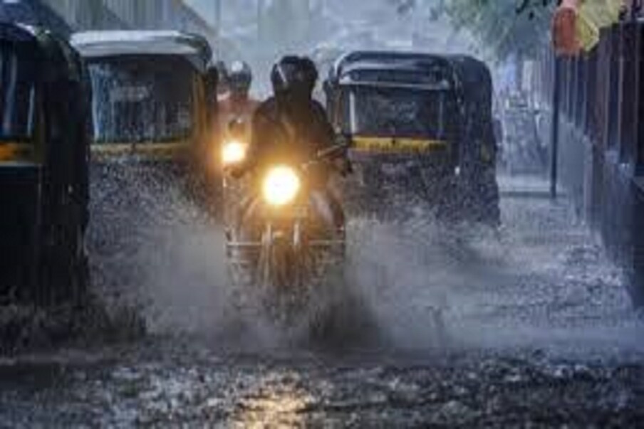  ঘূর্ণিঝড় মোকার সতর্কবার্তা রয়েইছে৷ তার মধ্যেই রাজ্যের বিভিন্ন জেলায় জেলায় নিয়মিত ঝড়বৃষ্টি চলছে৷ ব্যতিক্রম নয় আজও৷ প্রতীকী ছবি ৷  তথ্য - বিশ্বজিৎ সাহা