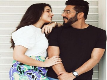 বিয়ের বয়স ৫! প্রেম ফিকে হয়নি তবু, রাজ-শুভশ্রীর আদরের মুহূর্ত প্রকাশ্যে