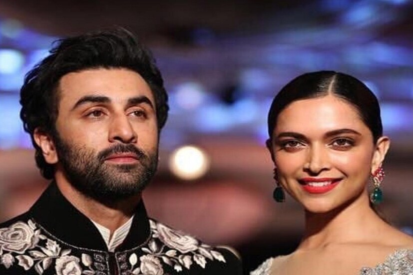 একসময়ে একাধিক প্রেম এসেছিল বলি অভিনেত্রী দীপিকার জীবনে৷ বলি ইন্ডাস্ট্রিতে এসেও কাপুর পরিবারের চকোলেট বয় রণবীর কাপুরের সঙ্গে তার সম্পর্ক সবসময়েই সরগরম করেছে পেজ থ্রি-র পাতা। যদি বর্তমানে দুজনেই নিজ নিজ সংসার নিয়ে ব্যস্ত৷ 