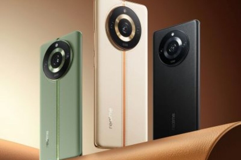 অন্য দিকে Realme 11 Pro+ ফোনের পিছনে ২০০ MP প্রাইমারি ক্যামেরা, ৮ MP আল্ট্রা-ওয়াইড অ্যাঙ্গেল ক্যামেরা এবং ২ MP ম্যাক্রো ক্যামেরা দেওয়া হয়েছে। সেলফির তোলার জন্য এই ফোনে একটি ৩২ MP ক্যামেরা রয়েছে।   ব্যাটারি হিসাবে দুটি ফোনেই ৫০০০ mAh ব্যাটারি দেওয়া হয়েছে। কিন্তু, Realme 11 Pro ফোন ৬৭ W ফাস্ট চার্জিং যুক্ত এবং Realme 11 Pro+ ফোন ১০০ W চার্জিং যুক্ত।