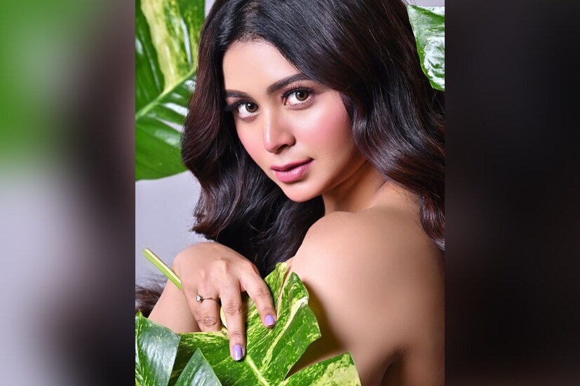 তবে, শুধুই খাওয়ার দিকে রাশ টেনে তো আর ফিগার ধরে রাখা যায় না। এর সঙ্গে দরকার হয় নিয়মিত শরীরচর্চারও। পারফেক্ট ছিপছিপে শরীরী বিভঙ্গ ধরে রাখতে কী ভাবে এক্সারসাইজ করেন ঋতাভরী, কোন কোন এক্সারসাইজ করেন, সেগুলোও জেনে নেওয়া যাক একে একে।