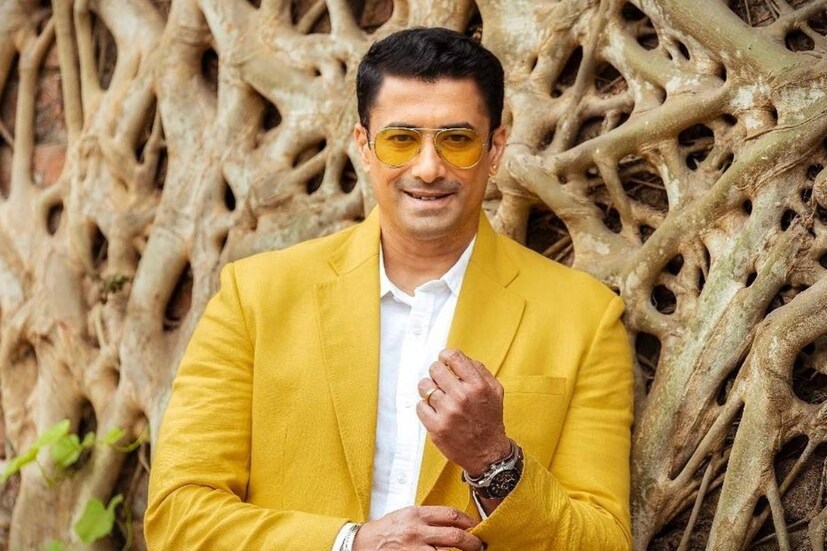 ডাক নামই তাঁর ভাল নাম হয়ে গেল কেন? নিউজ18 বাংলাকে অভিনেতা বললেন, ‘‘আসলে বাড়ির ডাক নামেই লোকে বেশি ডাকত। তাই ওই নামটিই এখন ভাল নাম হয়ে গিয়েছে।’’