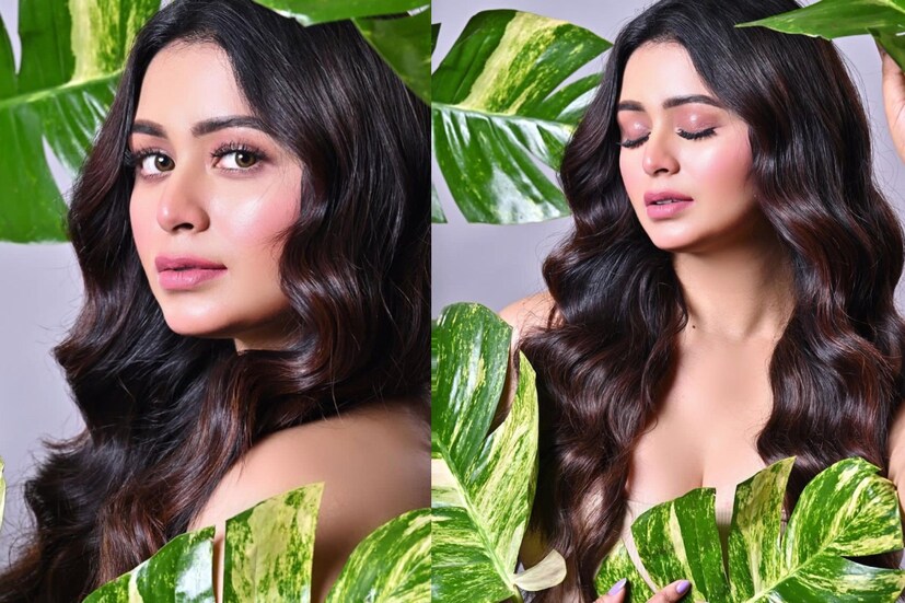 তবে তাঁর এই ছবিগুলি যে টপলেস নয়, তা স্পষ্ট বোঝা যাচ্ছে। পাতার আড়ালে দেখা যাচ্ছে, টিউব টপ পরে রয়েছেন ঋতাভরী। তা সত্ত্বেও কটাক্ষকারীরা তাঁর শালীনতা নিয়ে প্রশ্ন তুলতে ছাড়েননি। 