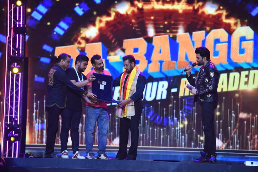 বিশেষ স্মারক হিসেবে তুলে দেওয়া হয় শতবর্ষ উপলক্ষ্যে তৈরি বিশেষ মুদ্রা। এমন আতিথিয়তা ও সম্মান পেয়ে আপ্লুত সলমন খান। তারপর নাচে গানে সকলকে মাতিয়ো তোলেন।