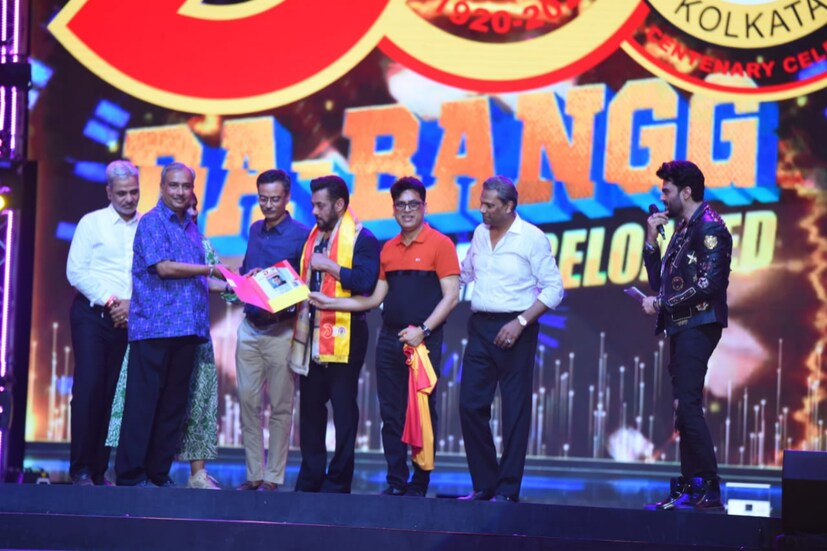ইস্টবেঙ্গল ক্লাবের পক্ষ থেকেও বিশেষভাবে সলমন খানকে স্বাগত জানানো ও সম্মান জানানো হয়। ক্লাবের তরফ থেকে তাকে উত্তরীয় পরিয়ে স্বাগত জানানো হয়।