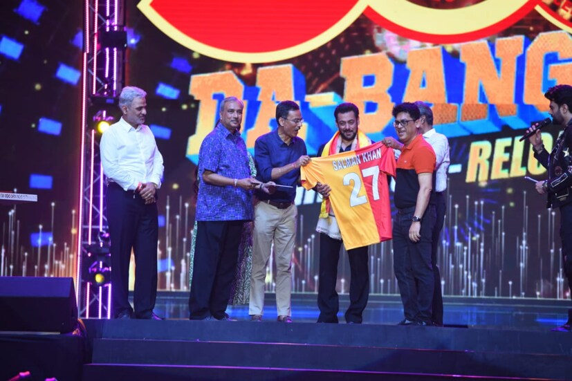সলমন খানকে সম্মান জানাতে ইস্টবেঙ্গল ক্লাবের পক্ষ থেকে ভাইজানকে দেওয়া হয় আজীবন সদস্য পদ। এছাড়া সলমনের প্রিয় ২৭ নম্বর লাল-হলুদ জার্সি দেওয়া হয়।