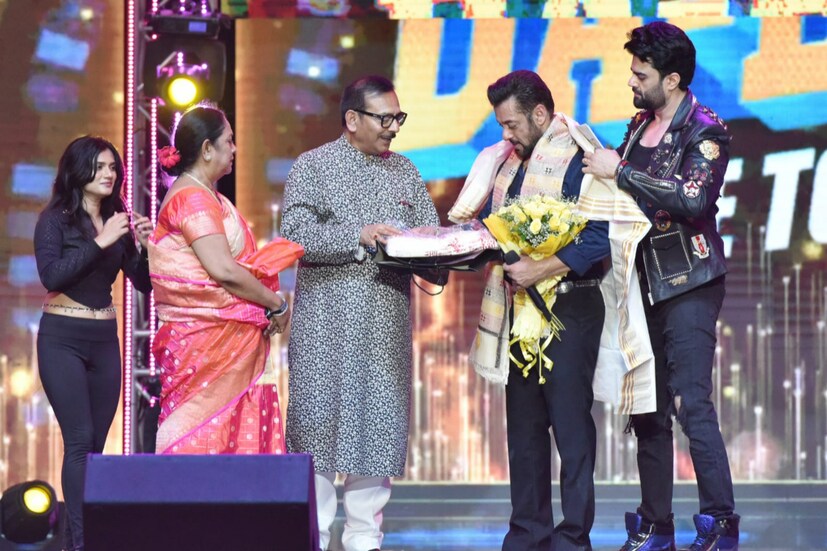 সেখানে রাজ্য সরকারের তরফ থেকে তাকে অভ্যর্থনা জানানো হয়। মন্ত্রী অরূপ বিশ্বাস ব্যক্তিগতভাবে সলমান খানকে ধুতি ও পাঞ্জাবি উপহার দিয়েছেন।