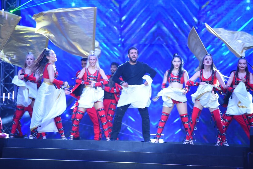শুধু সলমন খান নয়। অনুষ্ঠান মাতিয়ে তোলেন অভিনেত্রী সোনাক্ষী সিন্‌হা, জ্যাকলিন ফার্নান্ডেজ়, পূজা হেগরে, প্রভু দেবার মত তারকারা। গান গান গুরু রণধওয়া। খুশি ফ্যানেরা।