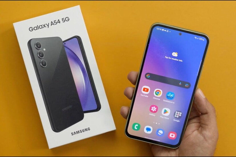 এটি লক্ষ্যণীয় যে Samsung Galaxy A54 5G ফোনে OnePlus-এর তুলনায় একটি কম শক্তিশালী ৫০ মেগাপিক্সেলের ক্যামেরা ব্যবহার করা হয়েছে।