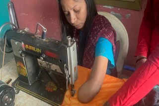 কাটা হাত, পা দিয়ে সেলাই করেই সন্তানদের ভবিষ্যৎ বুনছেন মা! জীবনযুদ্ধ জয়ের এই গল্প জানলে অবাক হবেন