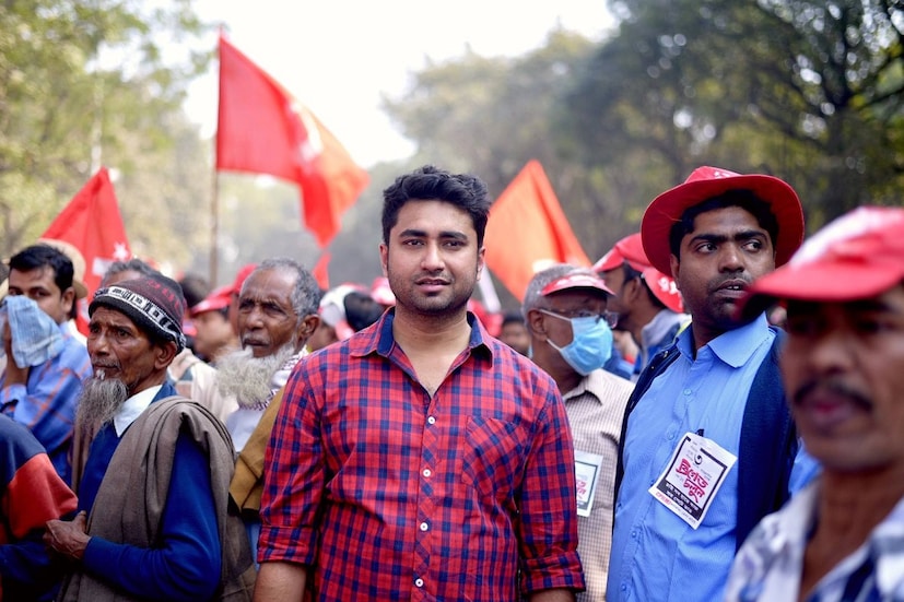 *আজ সকালে অপরেশনের কথা নিজেই সোশ্যাল মাধ্যমে জানিয়েছিলেন শতরূপ। ফেসবুকে লিখেছিলেন, "আজ একটা অস্ত্রপচার হবে। সে কারণে দু'দিন কথা বলা থেকে বিরত থাকতে হবে। ফোন ধরতে পারব না। দরকারে whatsapp করতে পারেন।" ছবি সৌজন্যেঃ ফেসবুক। 