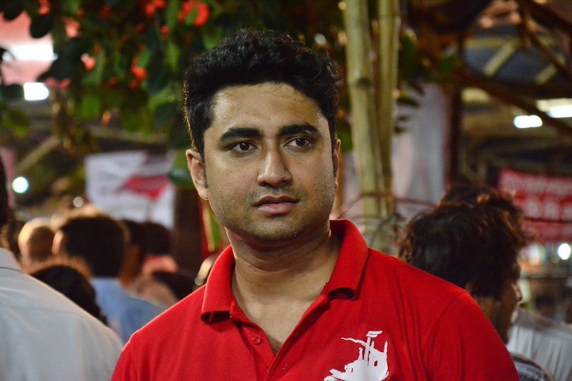 *কিন্তু কি হয়েছে শতরূপের? কেন হাসপাতালে ভর্তি হতে হল তাঁকে? পহেলি নিউজ ১৮ বাংলা ডিজিটালকে জানিয়েছেন, "শতরূপের নিশ্বাস নিতে অসুবিধা হচ্ছিল। সম্প্রতি সেই সমস্যা প্রকট হয়ে দাড়িয়েছিল। একপ্রকার নিশ্বাস নিতেই পারছিল না। বড় পলিপ ছিল। এ ছাড়াও ডিএনএস ছিল, তাই এ দিন সেপ্টোপ্লাস্টি হয়েছে।" ছবি সৌজন্যেঃ ফেসবুক। 
