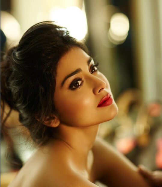 বোল্ড অ্যান্ড সেক্সি লুকে শ্রিয়াকে দেখে কাঁপছে সাইবারবাসী। প্রতিটি ছবিতেই মোহময়ী শ্রিয়া। সোশ্যাল মিডিয়াতে বেশ অ্যাক্টিভ শ্রিয়া। নিজের ব্যক্তিগত জীবন হোক বা চলচ্চিত্র জীবন সবকিছুই দর্শকদের সঙ্গে ভাগ করে নেন শ্রিয়া।