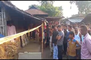 বাড়ির বাইরে ভিড়