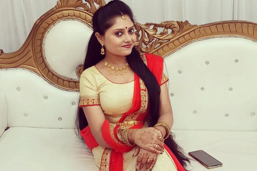 পথ দুর্ঘটনায় প্রাণ হারালেন সুচন্দ্রা দাশগুপ্ত। মাত্র ২৯-এই পথচলা শেষ টেলি অভিনেত্রীর। শ্যুটিং থেকে বাড়ি ফেরার পথেই সব শেষ। রবিবার রাতে কলকাতা থেকে ডানলপের দিকে অ্যাপ বাইকে পানিহাটি রেলওয়ে পার্কে বাপের বাড়িতে ফিরছিলেন তিনি। (Reporter: Rudra Narayan Roy)